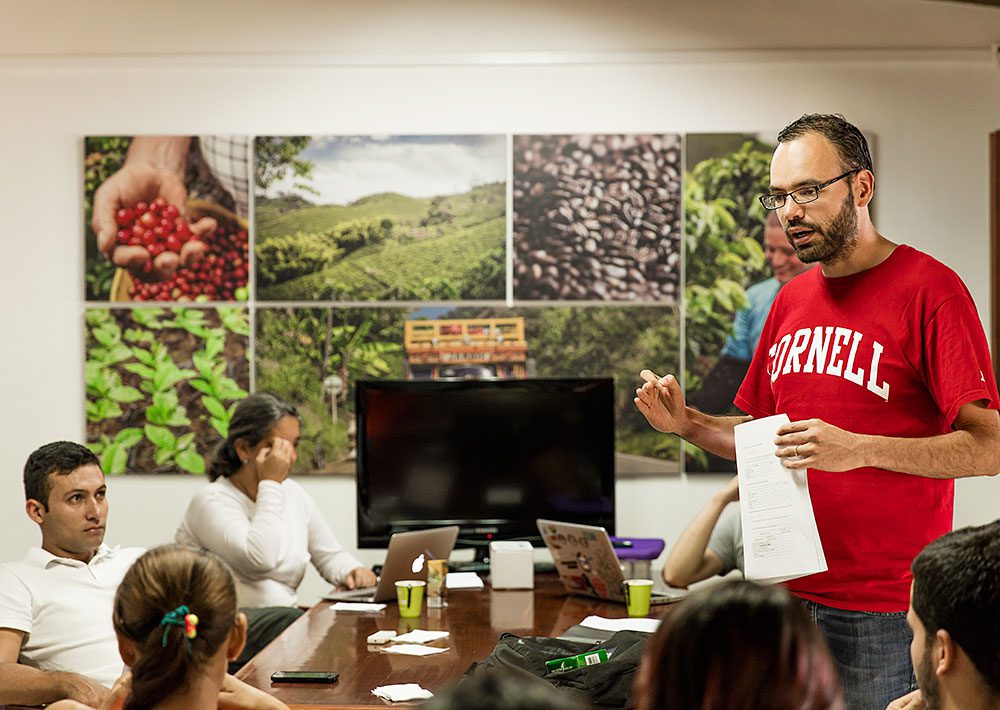 Cornell University economist Juan Nicolás Hernandez-Aguilera lectured to a class at the offices of the De Los Andes Cooperativa. Photo by Guillermo Santos